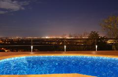 Villa de Moinho exterieur zwembad in de avond